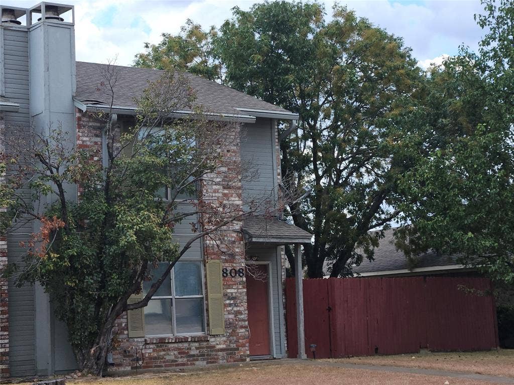 808-810 Red Bud Drive, DeSoto, TX 75115 Welcome Home to 808 Red Bud!