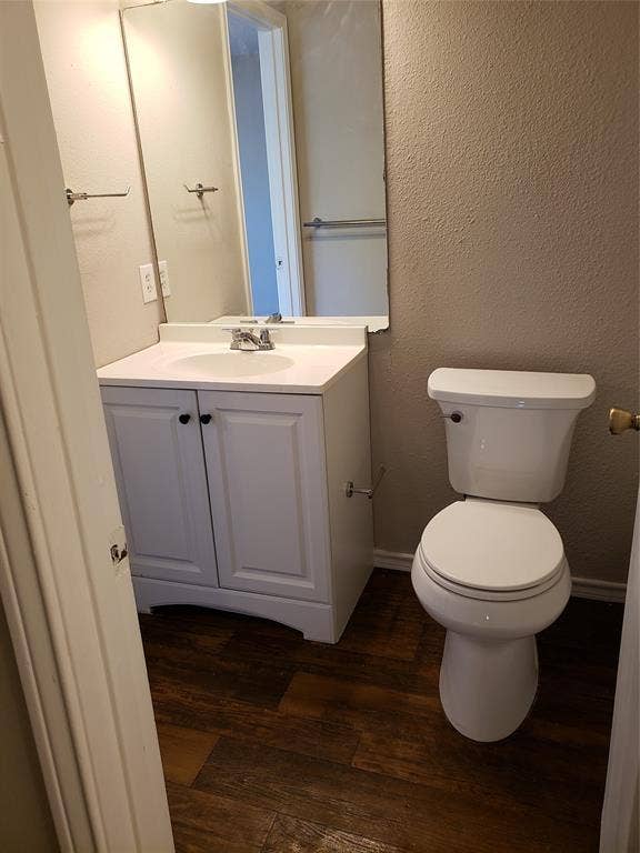 808-810 Red Bud Drive, DeSoto, TX 75115 808 - Shared bathroom with tub.