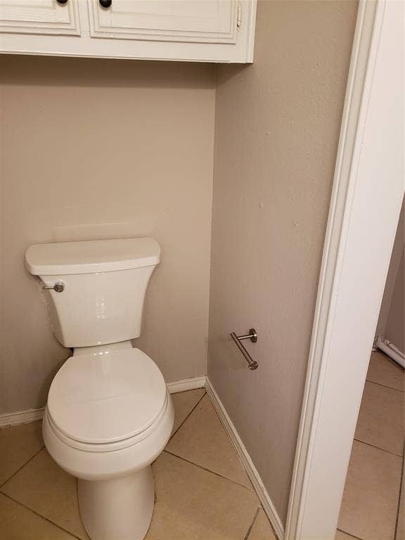 808-810 Red Bud Drive, DeSoto, TX 75115 808 - Downstairs toilet.