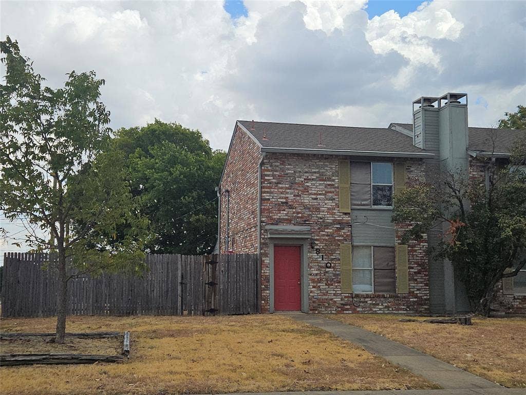 808-810 Red Bud Drive, DeSoto, TX 75115 Welcome Home to 810 Red Bud!