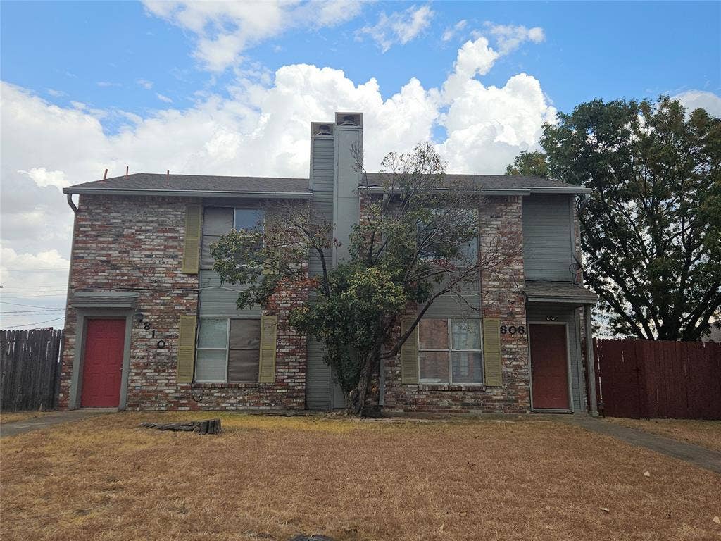 808-810 Red Bud Drive, DeSoto, TX 75115 808-810 Red Bud, DeSoto, TX.
