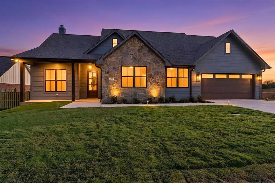 Property photo for 16421 Clearview Drive, Lindale, TX