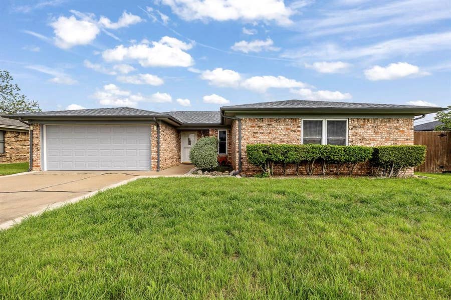 Property photo for 304 Tahiti Drive, Granbury, TX
