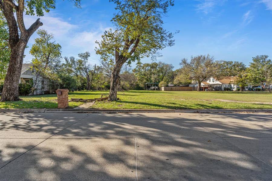 Property photo for 126 Athenia Drive, Fort Worth, TX