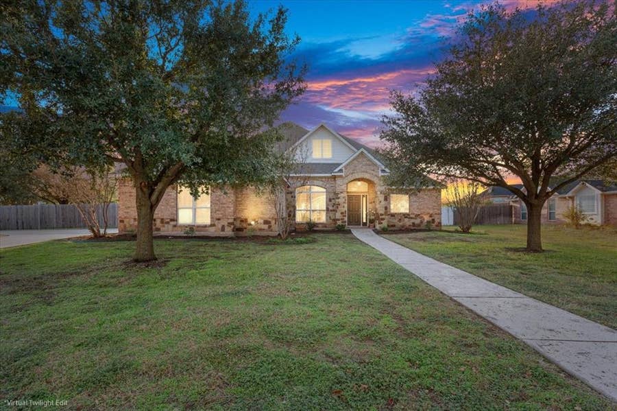 Property photo for 900 Queen Elizabeth Drive, Waco, TX