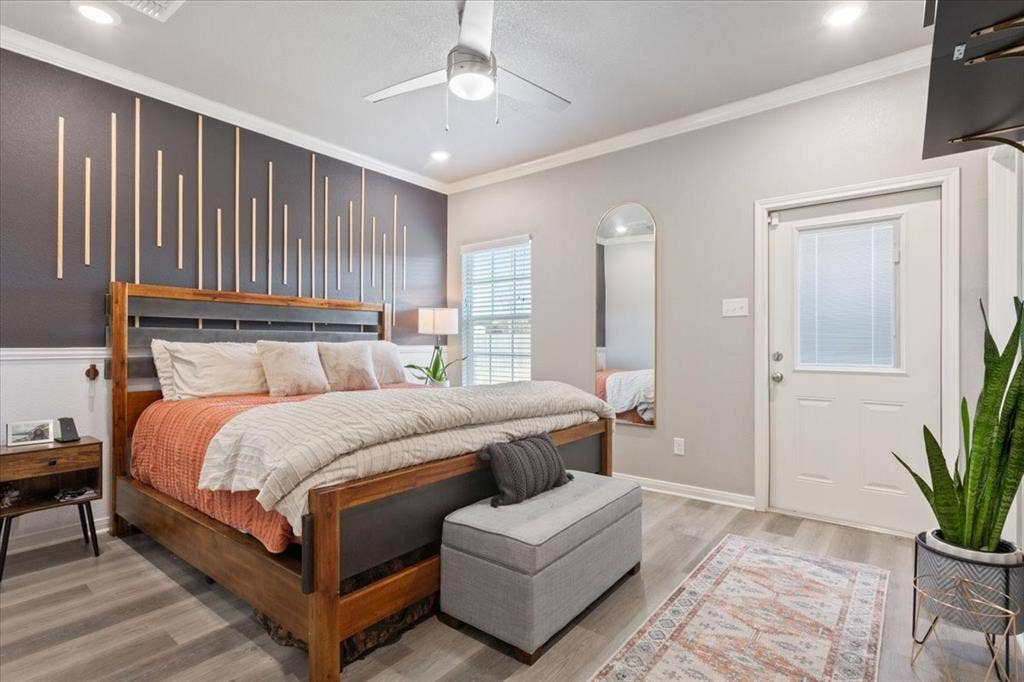 518 Alamo Court, McGregor, TX 76657 Bedroom featuring light wood-style flooring, a ceiling fan, recessed lighting, and crown molding