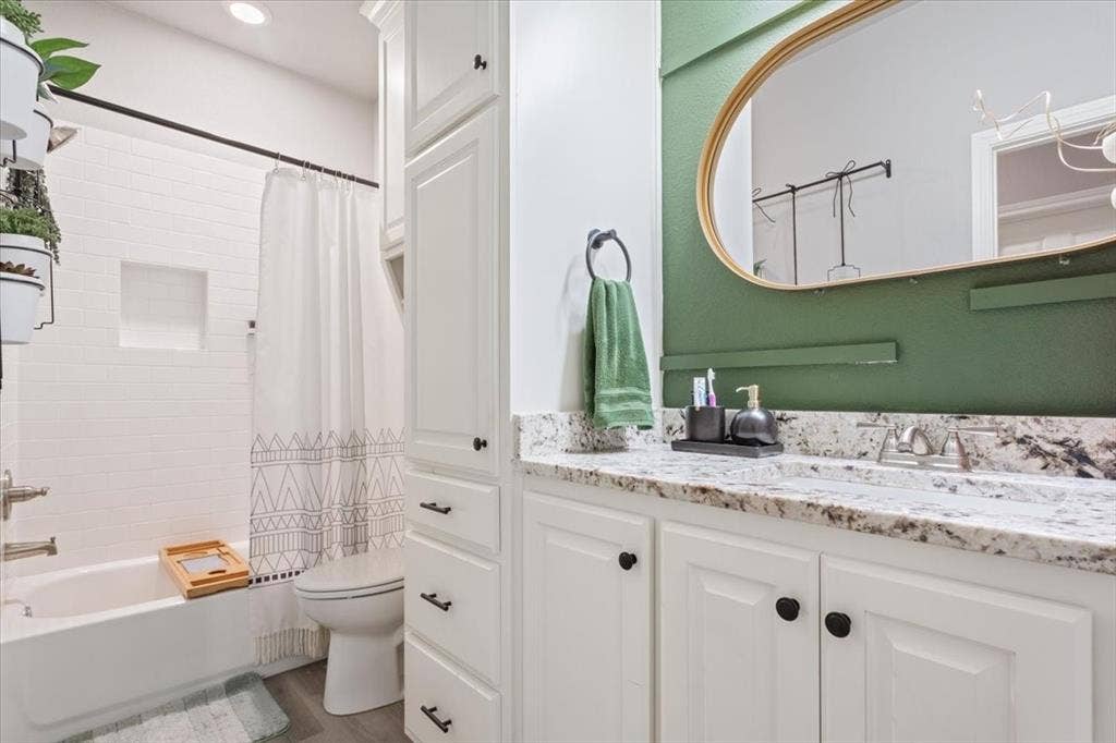 518 Alamo Court, McGregor, TX 76657 Bathroom with vanity and shower / tub combo