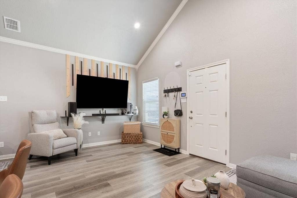 518 Alamo Court, McGregor, TX 76657 Living area with high vaulted ceiling and light wood-style flooring
