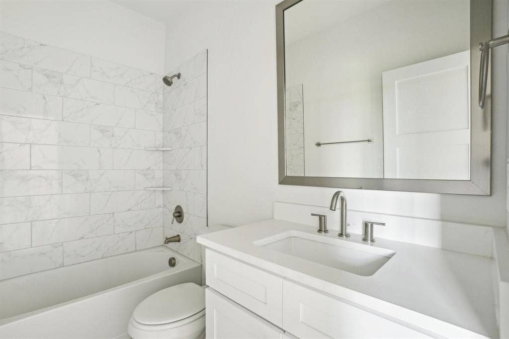 2524 Havenhurst Street, #102, Farmers Branch, TX 75234 Full bathroom with tub / shower combination and vanity