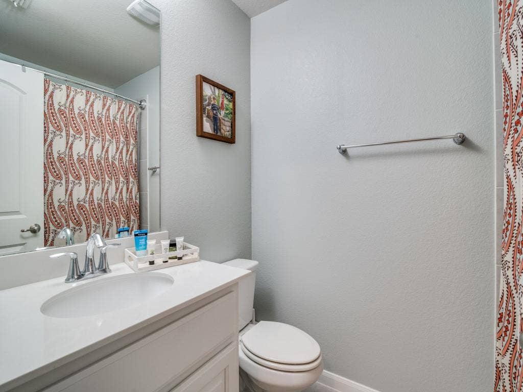918 Colby Bluff Drive, Rockwall, TX 75087 Upstairs bathroom