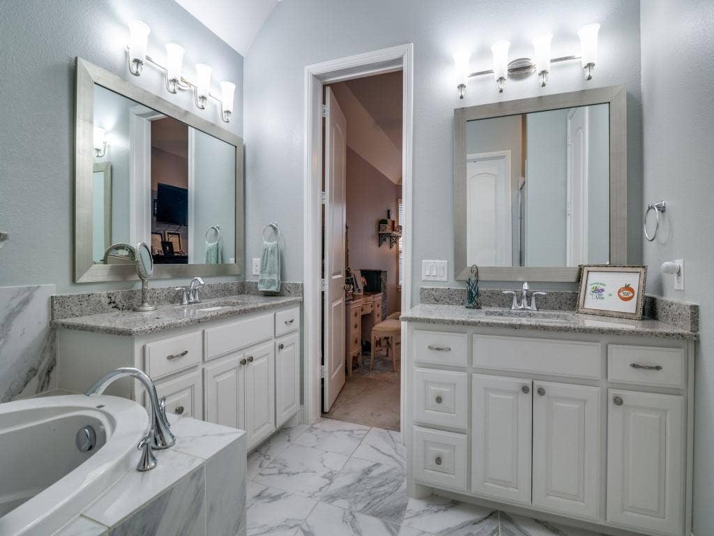 918 Colby Bluff Drive, Rockwall, TX 75087 Dual sinks and garden tub