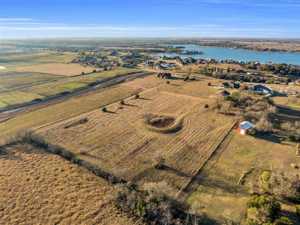 217 Hunter Pass, Waxahachie, TX 75165 Nearly 13 acres with voluntary HOA.