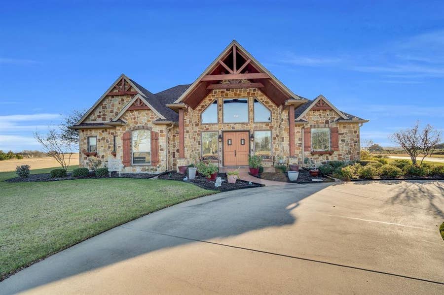 Property photo for 217 Hunter Pass, Waxahachie, TX