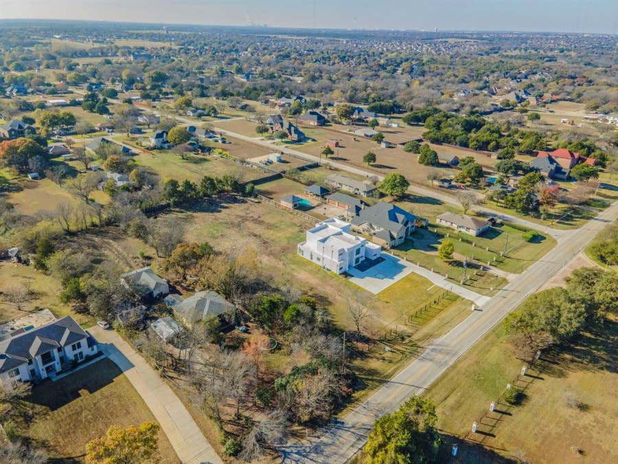 Property photo for 1124 W Pleasant Run Road, DeSoto, TX