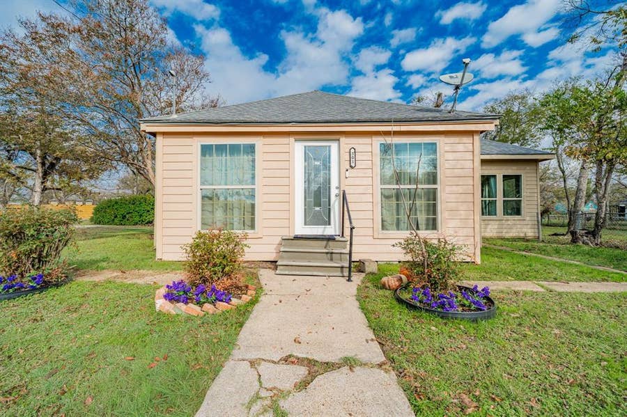 Property photo for 301 E 2nd North Street, Kaufman, TX