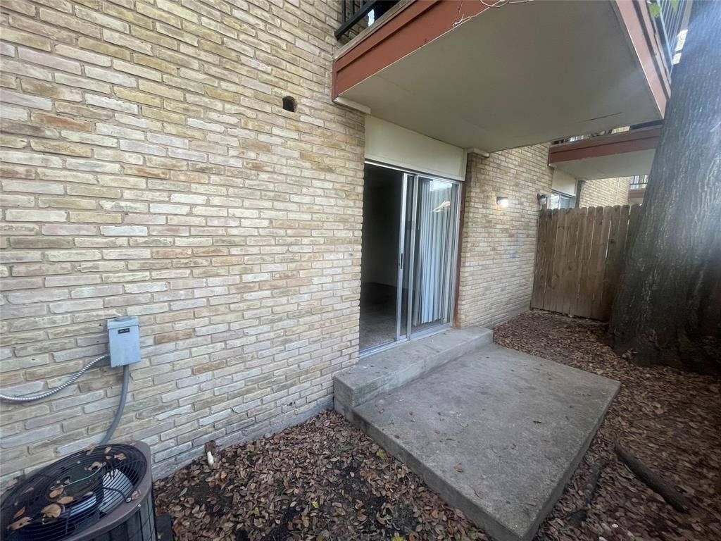 322 S Waco Street, Weatherford, TX 76086 View of patio / terrace