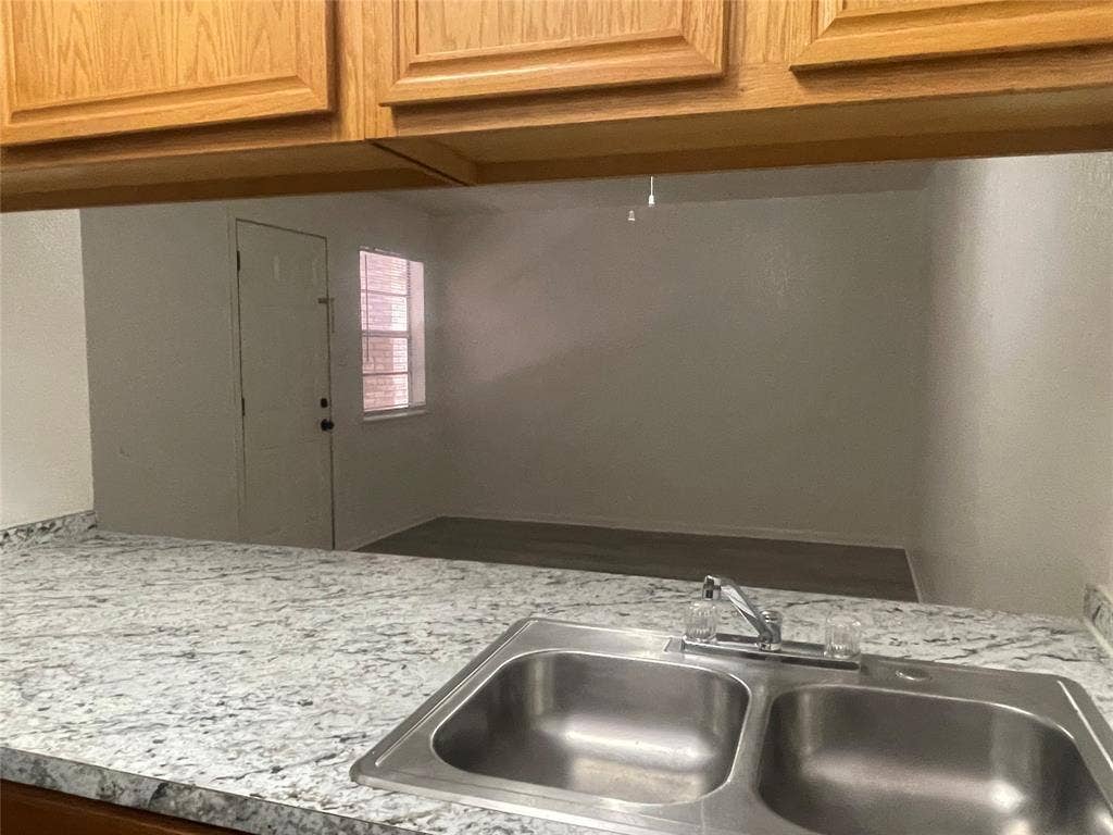 322 S Waco Street, Weatherford, TX 76086 Kitchen with light countertops