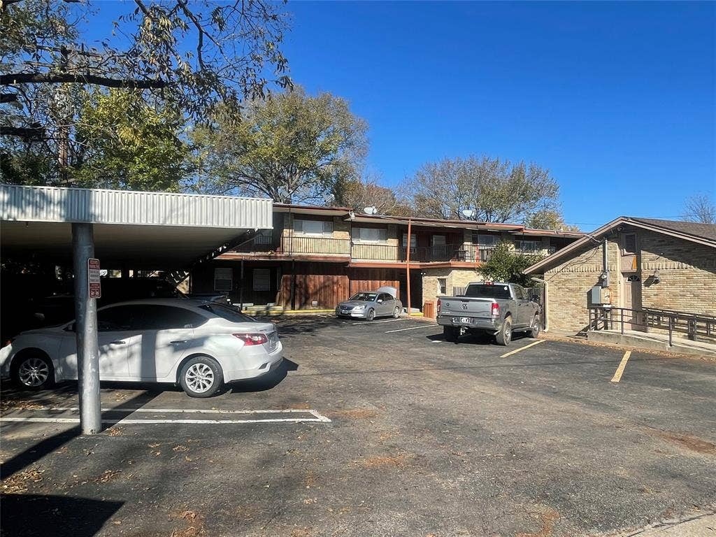 322 S Waco Street, Weatherford, TX 76086 View of uncovered parking lot