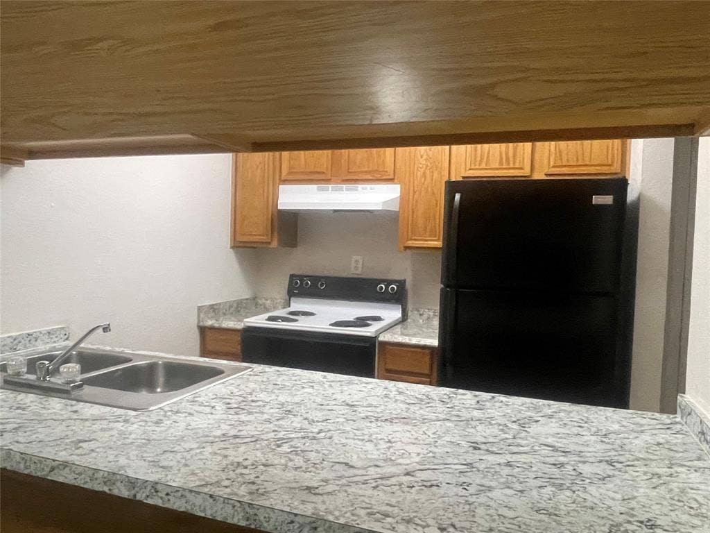 322 S Waco Street, Weatherford, TX 76086 Kitchen featuring range with electric cooktop, freestanding refrigerator, light countertops, a peninsula, and wooden ceiling