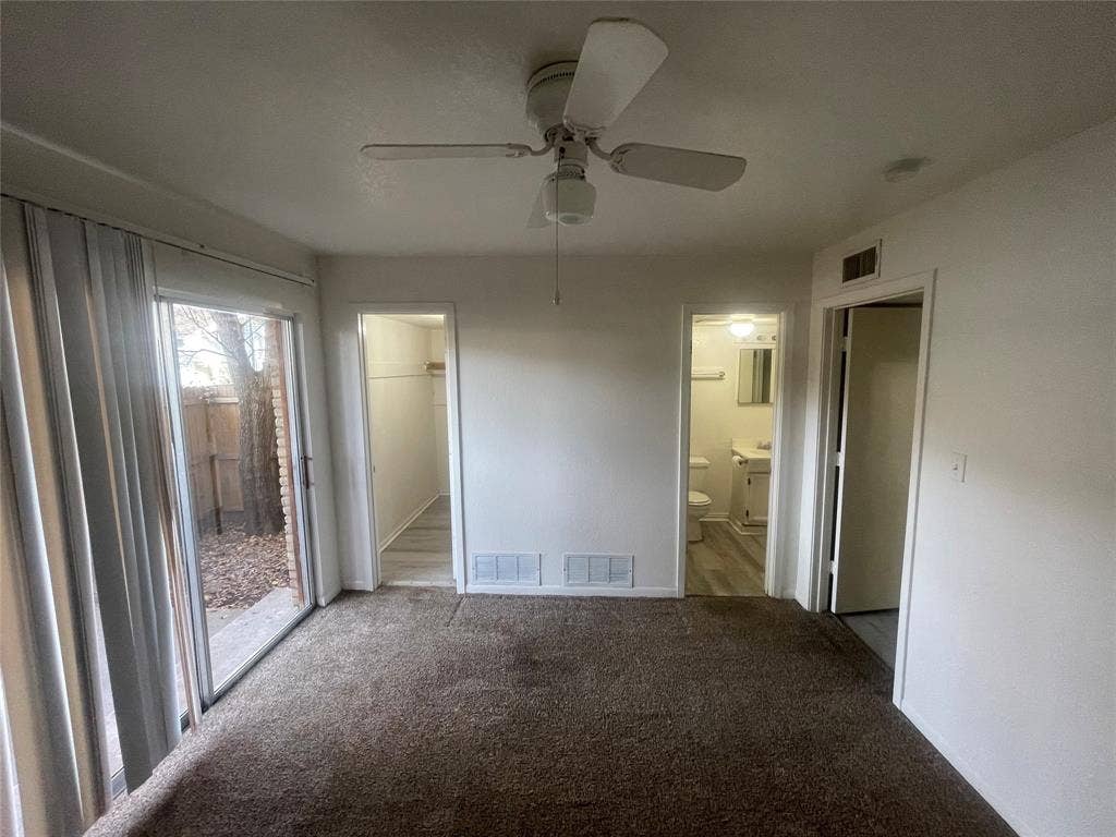 322 S Waco Street, Weatherford, TX 76086 Unfurnished room with carpet flooring and ceiling fan