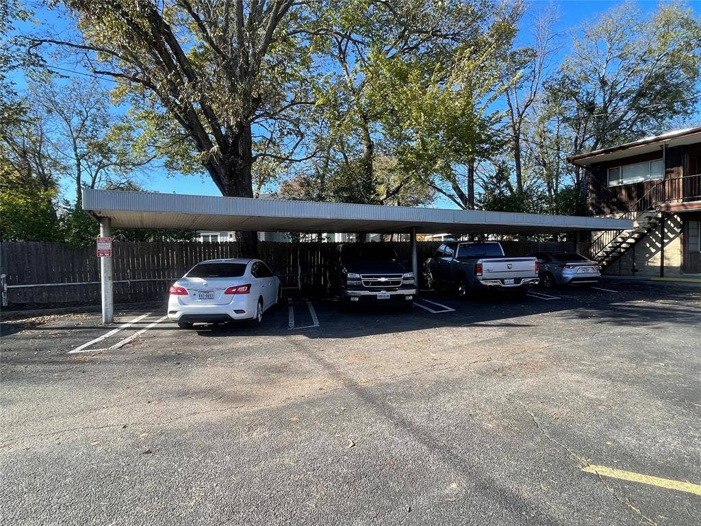 322 S Waco Street, Weatherford, TX 76086 Covered parking lot with stairway