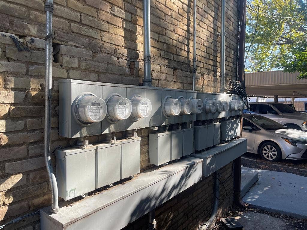 322 S Waco Street, Weatherford, TX 76086 Exterior view of electric meter and stone siding