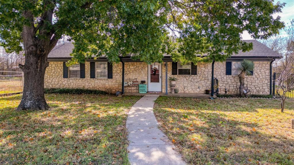 506 E Barton Street, Granbury, TX 76048 506 E Barton Street, Granbury, TX 76048