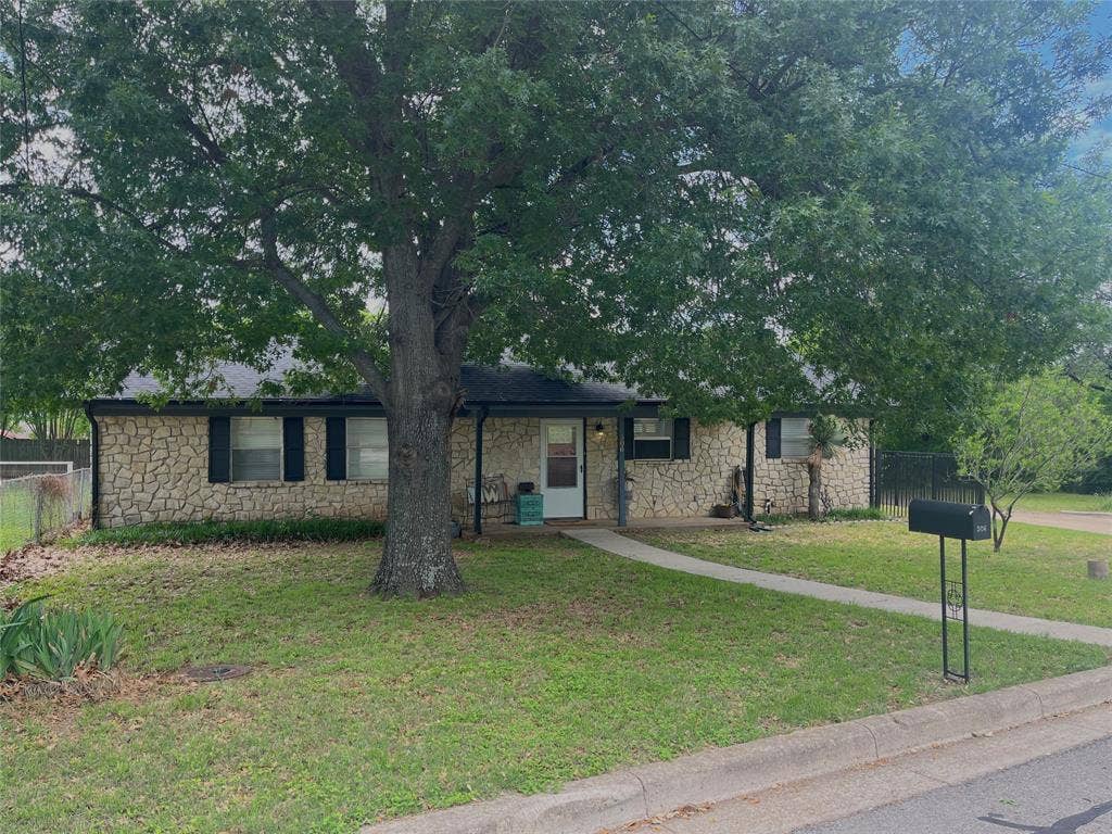 506 E Barton Street, Granbury, TX 76048 506 E Barton Street, Granbury, TX 76048