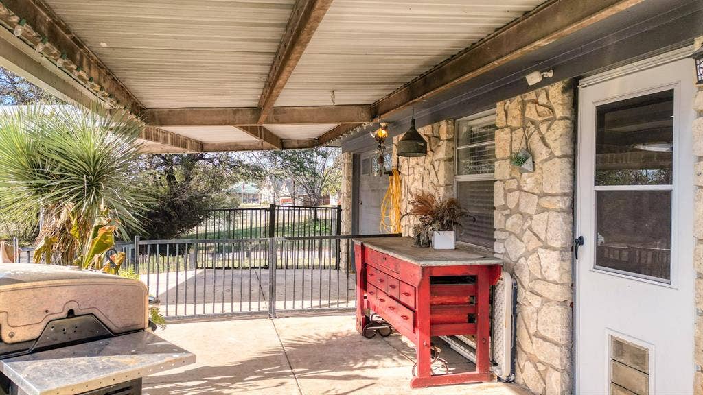 506 E Barton Street, Granbury, TX 76048 Back porch