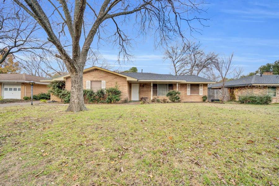 Property photo for 1320 Apache Street, Arlington, TX