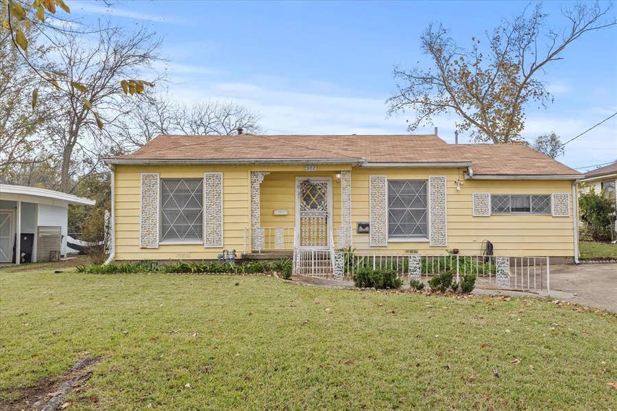 Property photo for 302 S Clark Street, Rockwall, TX
