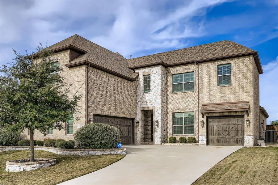 Property photo for 932 Hunters Creek Drive, Rockwall, TX