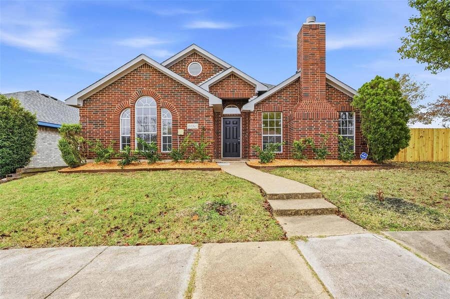 Property photo for 1050 Kim Lane, Mesquite, TX