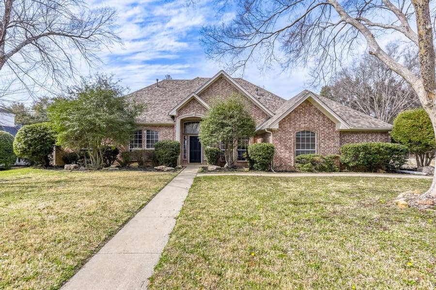 Property photo for 27 Wellington Oaks Circle, Denton, TX