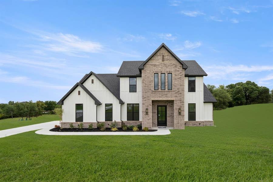 Property photo for 127 Oak Meadow Lane, Weatherford, TX