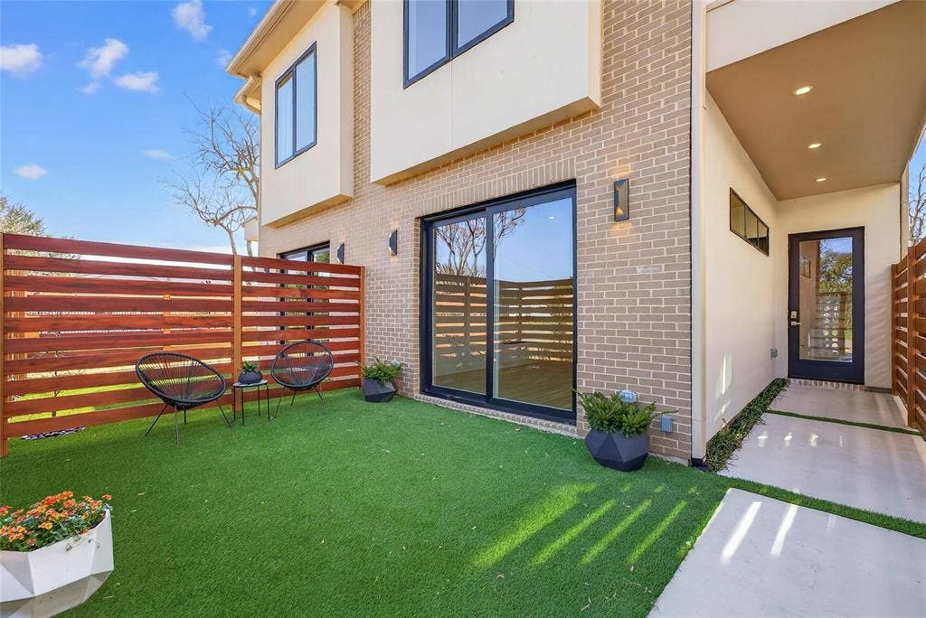 6603 Roper Street, Dallas, TX 75209 Private gated courtyard with tigerwood panels and artifical grass for a green space all year long.