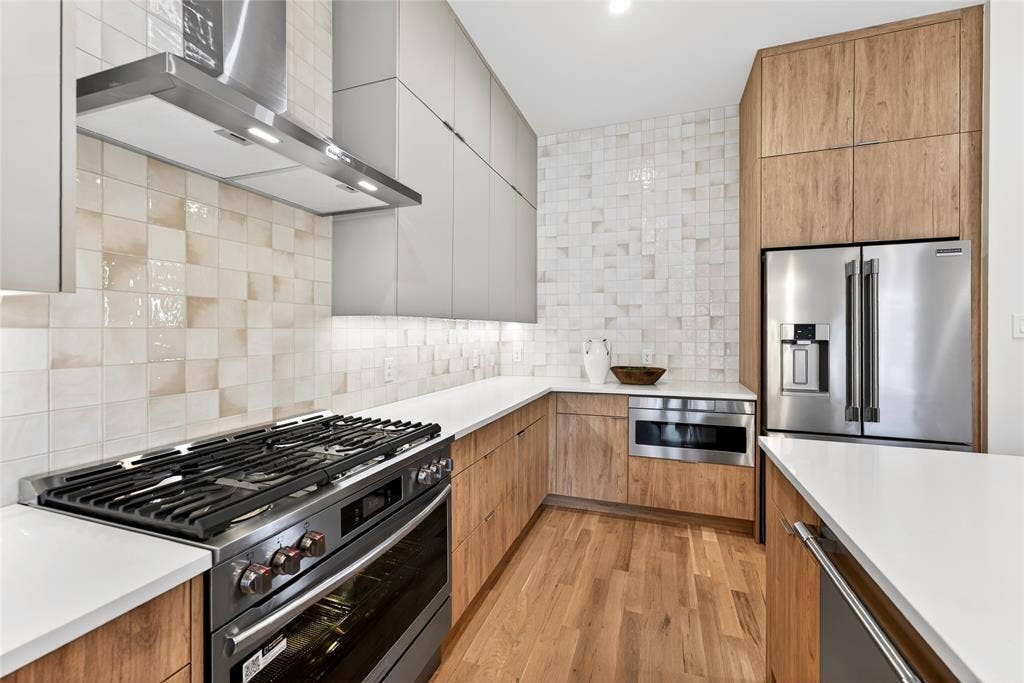 6603 Roper Street, Dallas, TX 75209 High end appliances feather a Frigidaire Professional gas stove, dishwasher and refirgerator.
