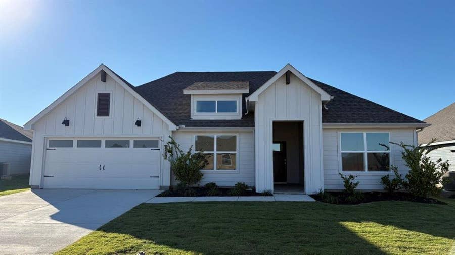Property photo for 4206 CORNERSTONE Circle, Granbury, TX