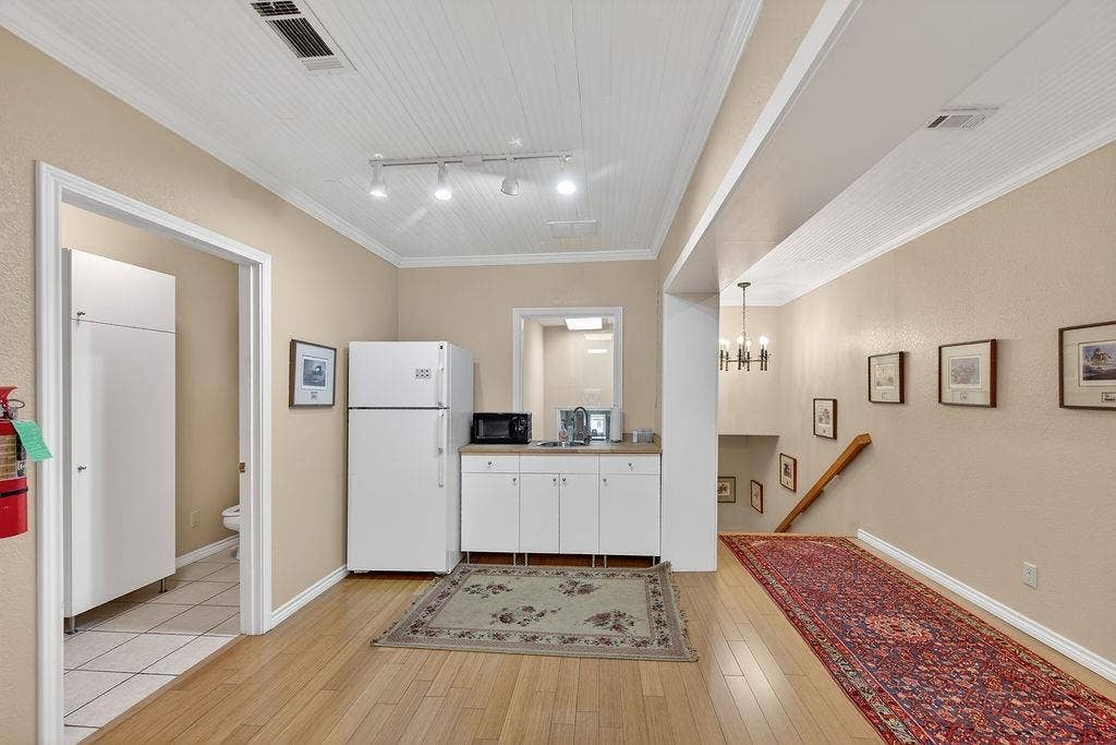 110 E Corsicana Street, Athens, TX 75751 110 E Corsicana Street, Athens, TX 75751