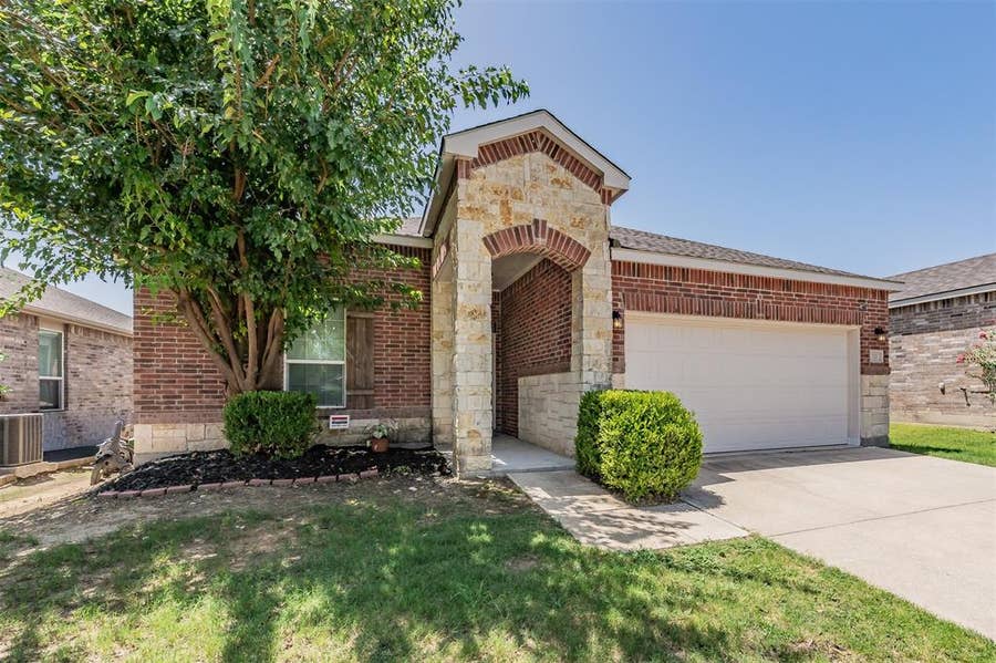 Property photo for 321 Mariscal Place, Fort Worth, TX