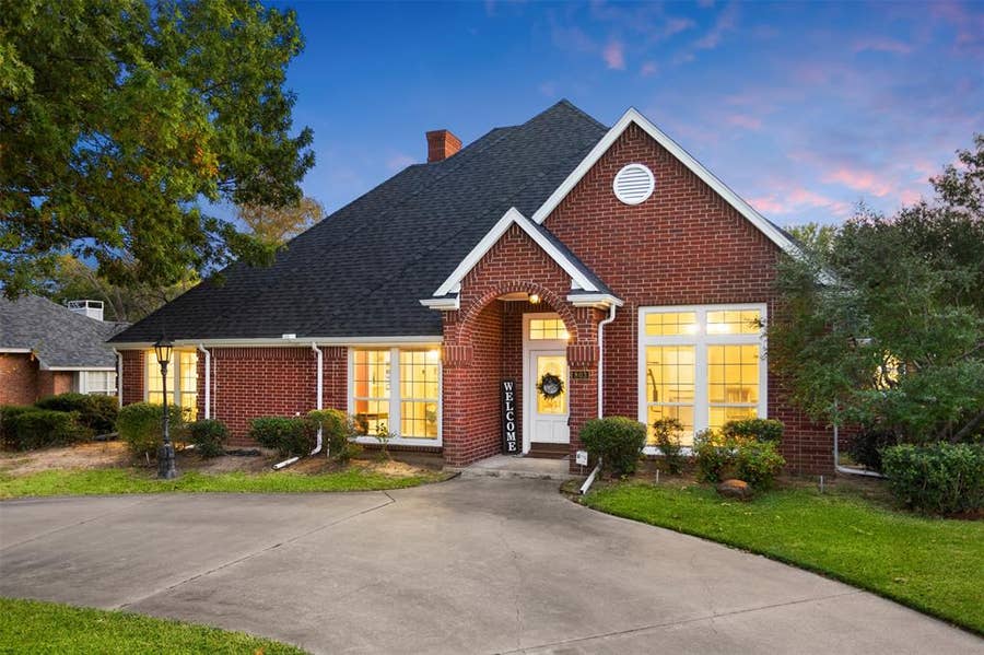 Property photo for 803 Williamsburg Drive, Ennis, TX