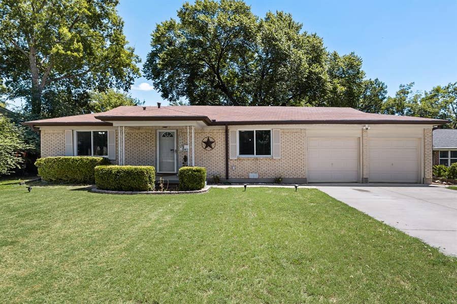 Property photo for 404 E Alexander Lane, Euless, TX