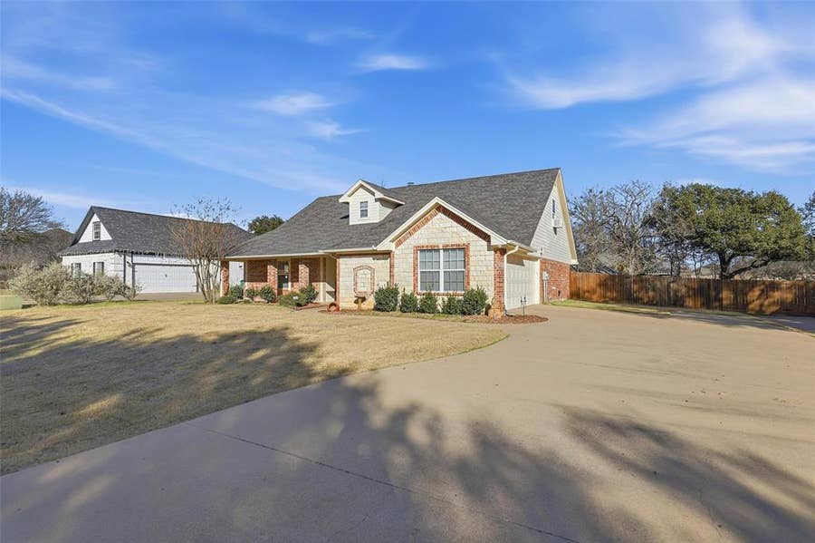 Property photo for 3207 Crossbridge Circle, Granbury, TX