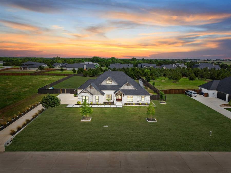 Property photo for 3070 Stonebriar Drive, Waxahachie, TX
