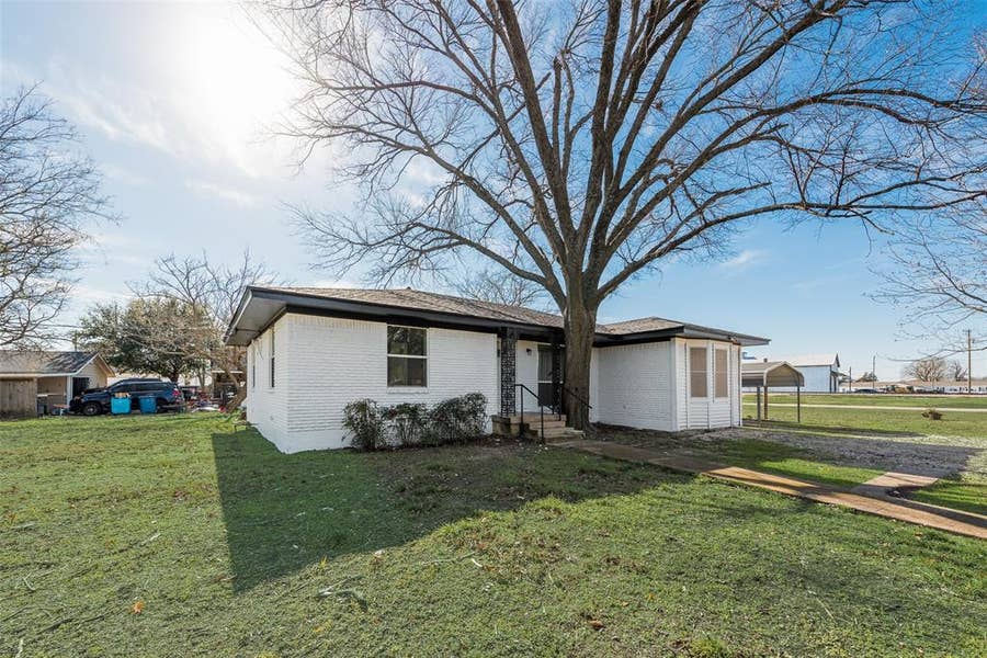 Property photo for 101 E Marshall Street, Palmer, TX