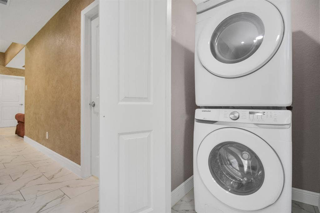 2705 & 2707 S Fox Street, Houston, TX 77003 Stackable washer and dryer area