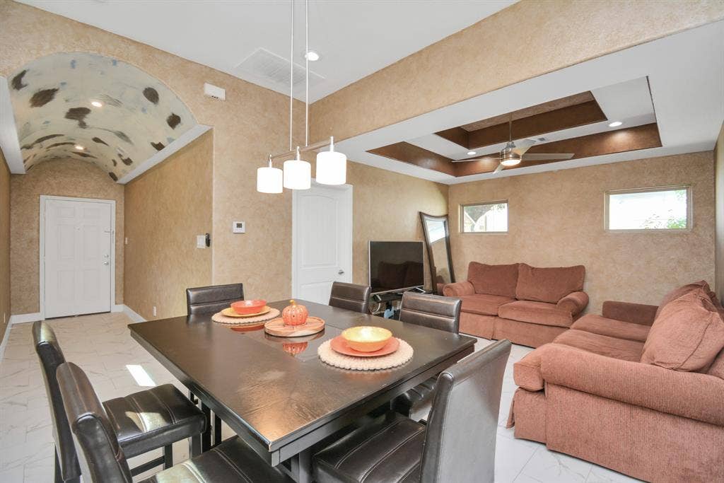 2705 & 2707 S Fox Street, Houston, TX 77003 living area for 2705 Fox