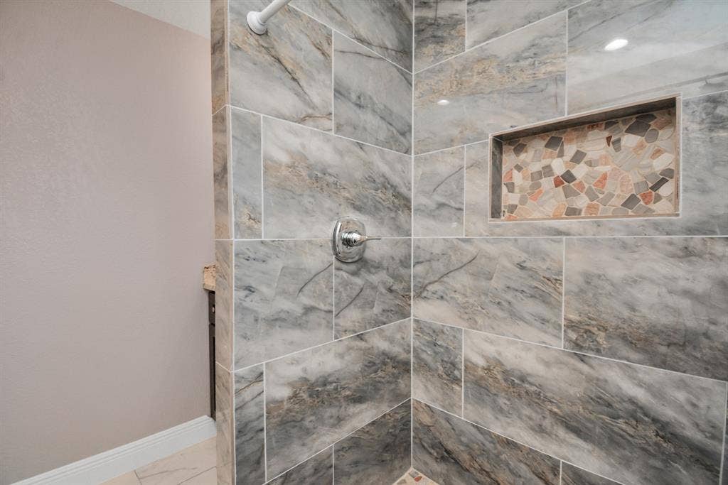 2705 & 2707 S Fox Street, Houston, TX 77003 2705 second bath room