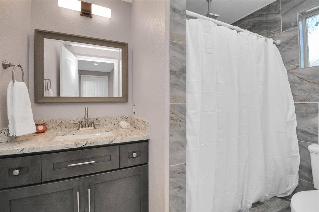 2705 & 2707 S Fox Street, Houston, TX 77003 Master bath room for 2705 Fox