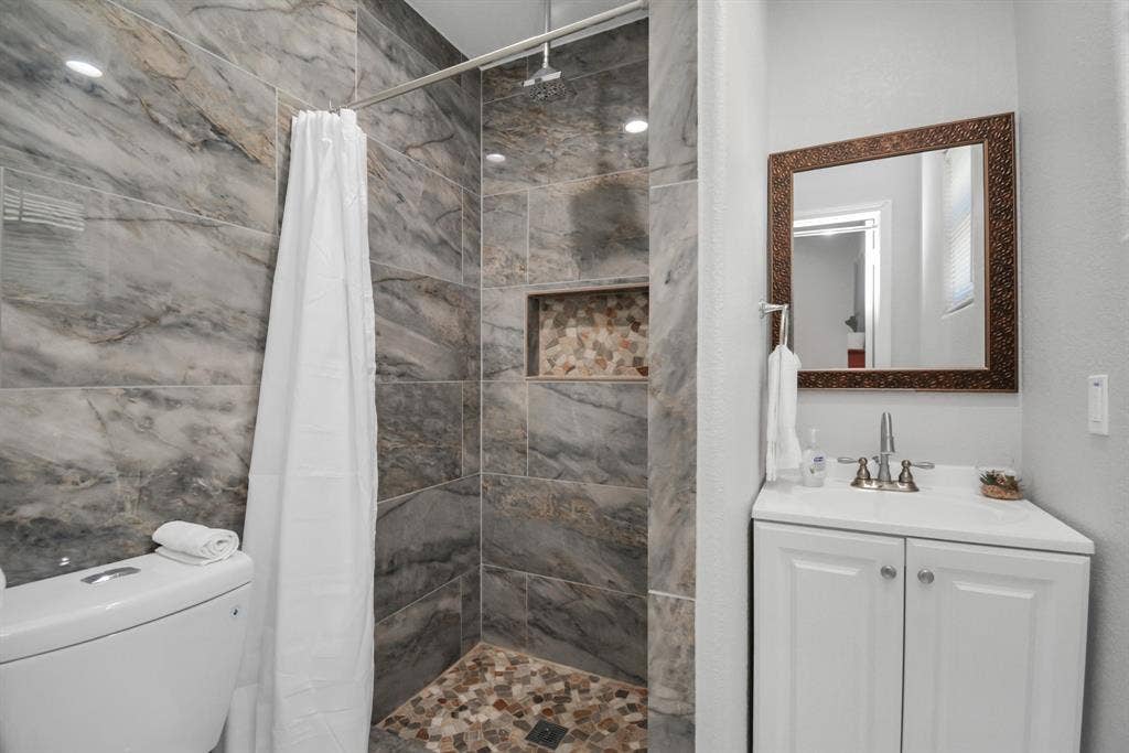 2705 & 2707 S Fox Street, Houston, TX 77003 Master stand-up shower